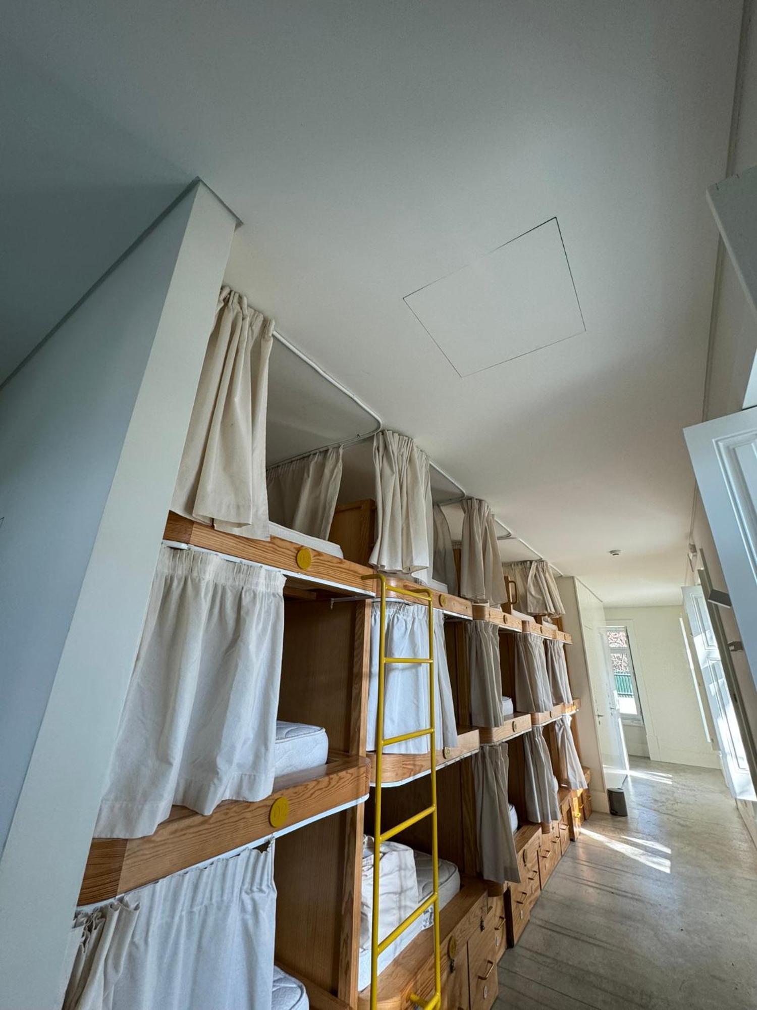 Surf & Sea Suites Parede Bagian luar foto