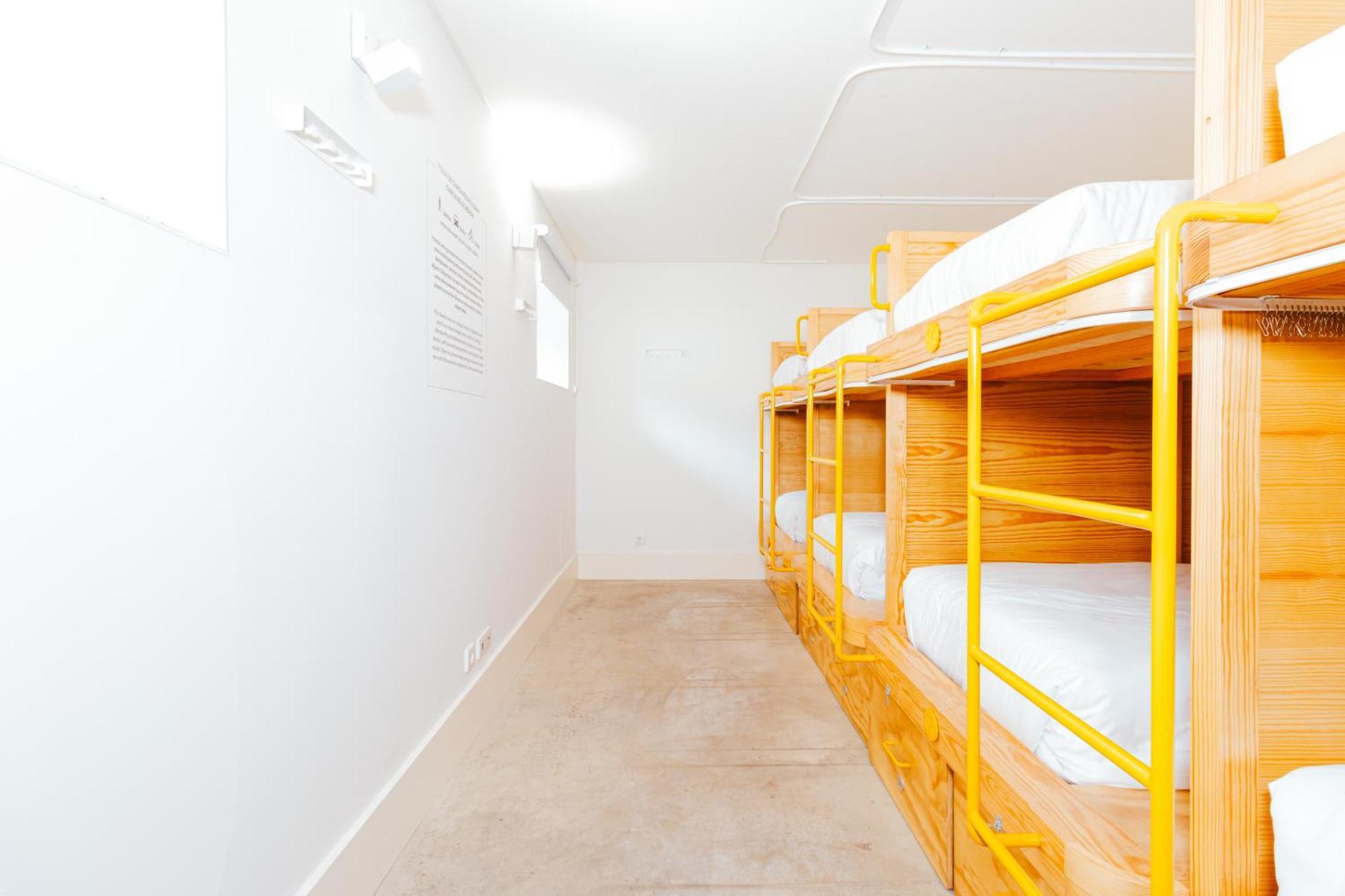 Surf & Sea Suites Parede Bagian luar foto
