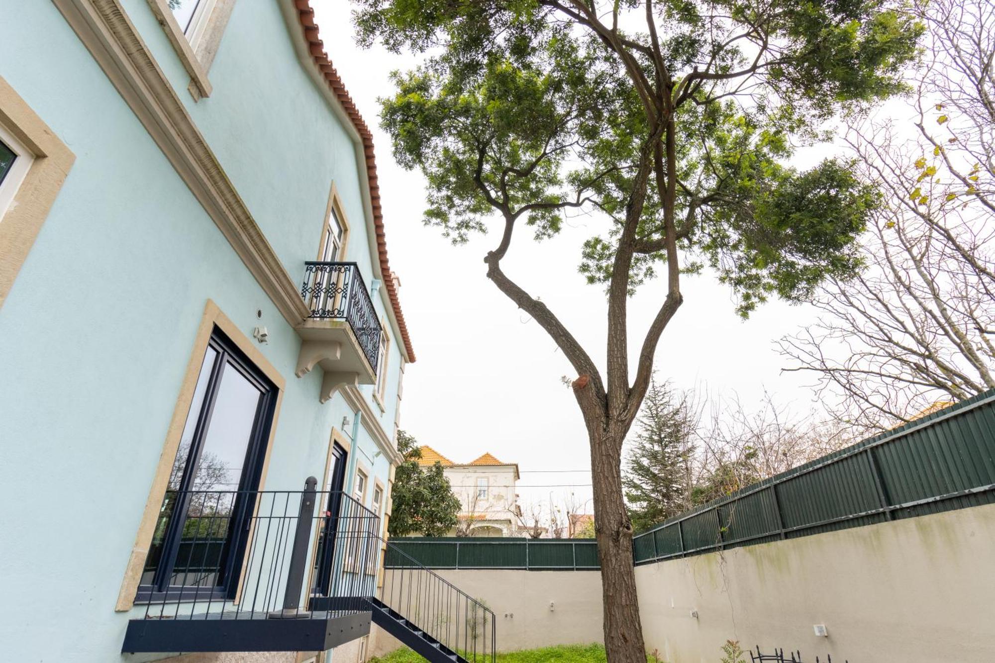 Surf & Sea Suites Parede Bagian luar foto